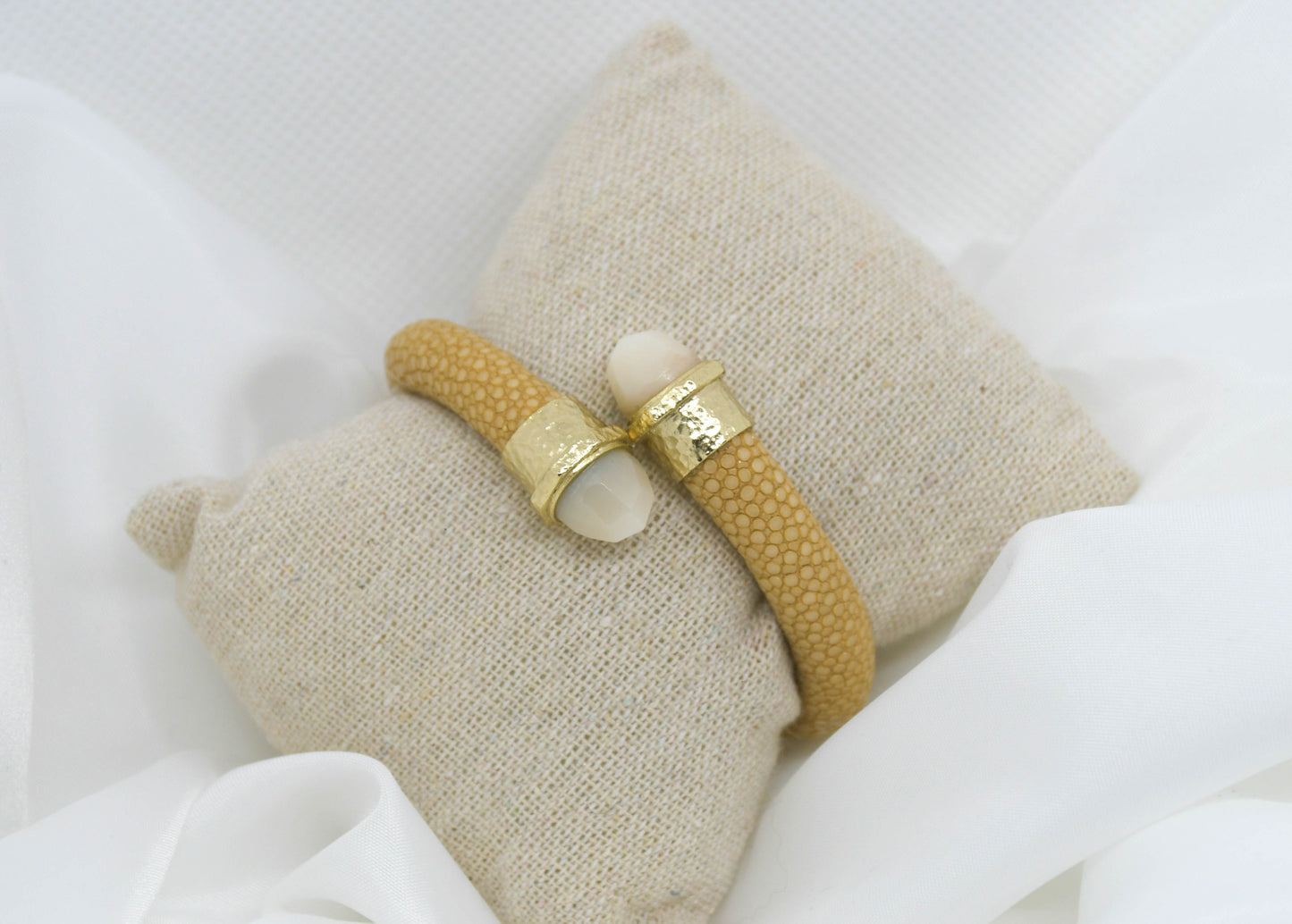 Barong Barong - Bracelet beige spirale